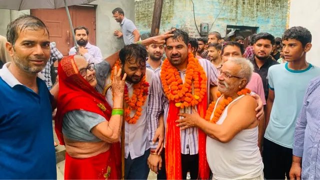 पप्पू यादव पर जूता फेंकने वाले युवकों का बुलंदशहर में स्वागत, खुली जीप से निकला रोड शो