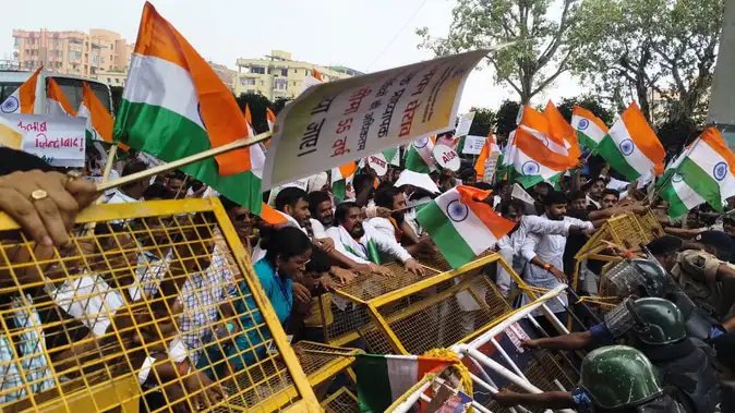 बिहार में असिस्टेंट प्रोफेसर अभ्यर्थियों का लोकभवन मार्च, पुलिस से झड़प के बाद बैरिकेडिंग तोड़ी