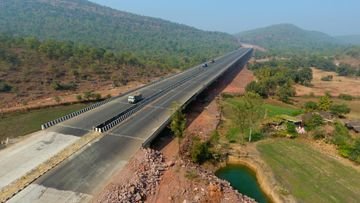 नरसिंहपुर में NH-45 पर बड़ा भूस्खलन, पहाड़ी का हिस्सा गिरने से भोपाल-जबलपुर मार्ग पर यातायात प्रभावित
