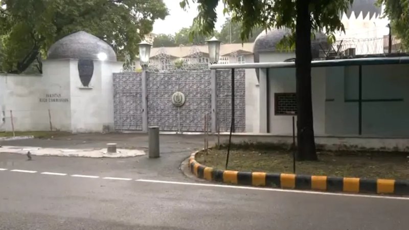 पाकिस्तानी हाई कमीशन के बाहर से हटाई गई अतिरिक्त सुरक्षा, बैरिकेड्स-बोलार्ड भी हटे