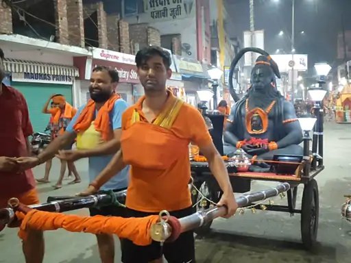 मुजफ्फरनगर में अनोखी बुग्गी कांवड़ बनी आकर्षण का केंद्र, दिल्ली पुलिस कांस्टेबल ने पेश की सादगी की मिसाल