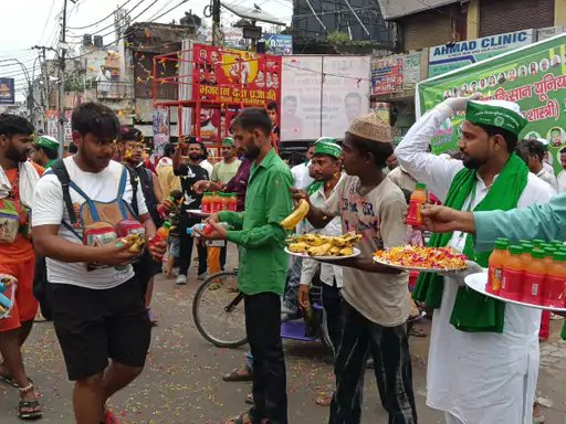 मुजफ्फरनगर: अहिल्याबाई चौक पर मुस्लिम समाज ने कांवड़ियों पर बरसाए फूल, पेश की भाईचारे की मिसाल