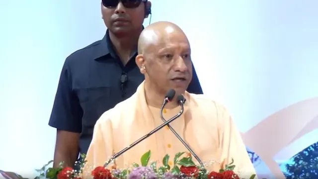 जिनके इशारे पर स्कूलों के जर्जर भवन दिखाए जा रहे ये उन्हीं के स्मारक हैं: सीएम योगी