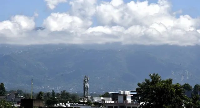देहरादून में गर्मी ने बढ़ाई बेचैनी, 36 डिग्री पहुंचा तापमान; आज से फिर बारिश के आसार