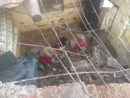 मुजफ्फरनगर: बारिश के बीच मकान की छत भरभराकर गिरी, मजदूर परिवार ने प्रशासन से मदद की गुहार लगाई