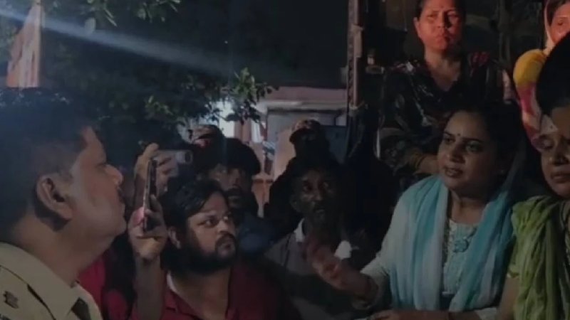 मणिपुर में CRPF जवान की संदिग्ध मौत, लखनऊ में शव रखकर 5 घंटे प्रदर्शन; पत्नी ने लगाए प्रताड़ना के आरोप