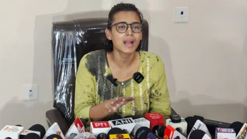 नेहा बोरा का आरोप: RSS से जुड़े युवक ने फेंकी स्याही, लगाया 'जय श्री राम' का नारा