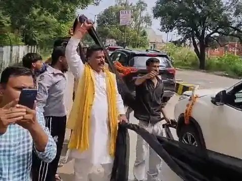 मुजफ्फरनगर में सपा सांसद राजीव राय का विरोध, गाड़ी रोककर दिखाए काले झंडे
