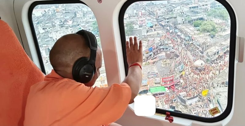 मुजफ्फरनगर में CM योगी ने हेलीकॉप्टर से कांवड़ियों पर बरसाए फूल, कांवड़ मार्गों का लिया जायजा