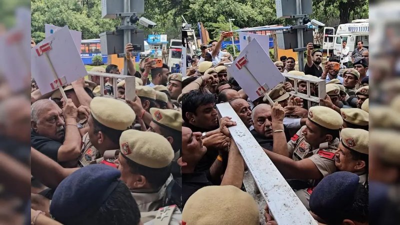‘चढ़ावा चोर कहां मिलेंगे...’, हरियाणा विधानसभा के बाहर कांग्रेस का प्रदर्शन, पुलिस ने किया बल प्रयोग