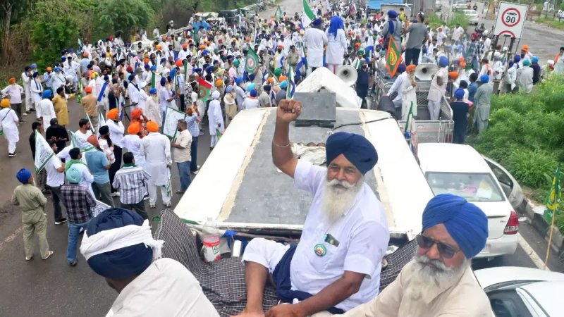 खनौरी बॉर्डर पर किसानों का डेरा, डल्लेवाल बोले- शांतिपूर्वक दिल्ली जाने दें
