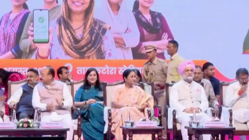 दिल्ली की महिलाओं का इंतजार खत्म, लक्ष्मी योजना के तहत मिले लाभार्थी पत्र