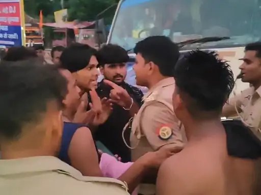 मुजफ्फरनगर: DJ कांवड़ को रोकने पर हुआ हंगामा, नाप सही मिलने के बाद मिली एंट्री