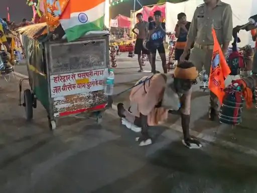 मुजफ्फरनगर: 65 साल के हरपाल नाथ की अनोखी कांवड़ यात्रा, घुटनों के बल 2400 किमी का सफर करेंगे तय