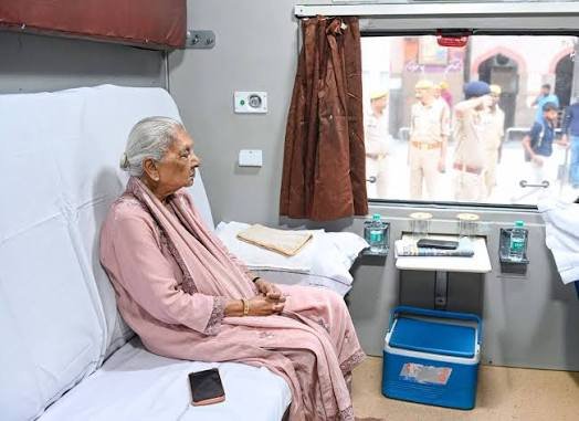 गुजरात में वंदे भारत पर पथराव, ट्रेन में सवार थीं यूपी की राज्यपाल आनंदीबेन पटेल; आरोपी गिरफ्तार