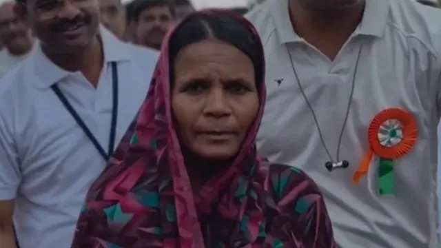 बेटी की फीस के लिए साड़ी में नंगे पैर दौड़ी 47 वर्षीय मां, मैराथन जीतकर रचा मिसाल