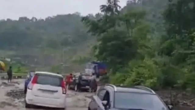 नगालैंड में बारिश-बाढ़ का कहर, पुल बहा और कई सड़कों पर यातायात प्रभावित