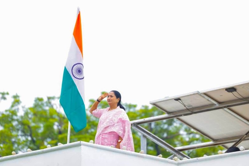 CM रेखा गुप्ता ने फहराया तिरंगा, बोलीं- स्वतंत्रता अधिकार ही नहीं, राष्ट्र निर्माण का दायित्व भी