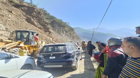 ऋषिकेश-बदरीनाथ हाईवे पर अचानक गिरा भारी मलबा, यातायात ठप