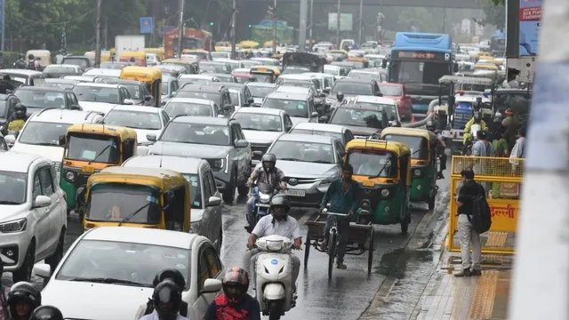 दिल्ली-NCR में बारिश का दौर जारी, कई इलाकों में जलभराव; विकास मार्ग पर लगा जाम