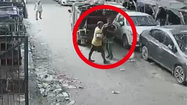 दिल्ली के कल्याणपुरी में सफाई कर्मचारी की चाकू घोंपकर हत्या, CCTV में कैद हुई वारदात
