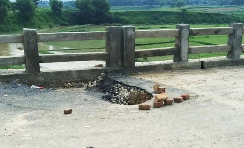 डोडा में गिल कुनन रोड पर पुल ढहा, डेढ़ साल से सड़क की बदहाली से परेशान लोग