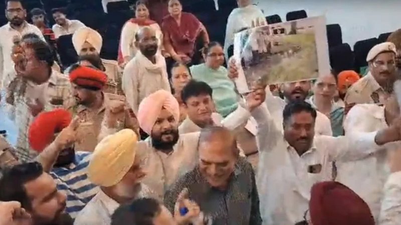 जालंधर नगर निगम हाउस में जमकर हंगामा, डेढ़ मिनट में पास हुए सभी प्रस्ताव