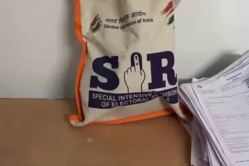 नवी मुंबई में फोटोकॉपी की दुकान से मिले 3,400 SIR फॉर्म, पांच BLO निलंबित; BJP-UBT कार्यकर्ता भिड़े