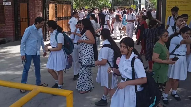 नोएडा के 7 निजी स्कूलों पर कार्रवाई, फीस बढ़ाने पर लगा एक-एक लाख रुपये का जुर्माना