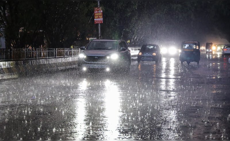 यूपी में फिर बदला मौसम का मिजाज, 12 जिलों में भारी बारिश का ऑरेंज अलर्ट जारी