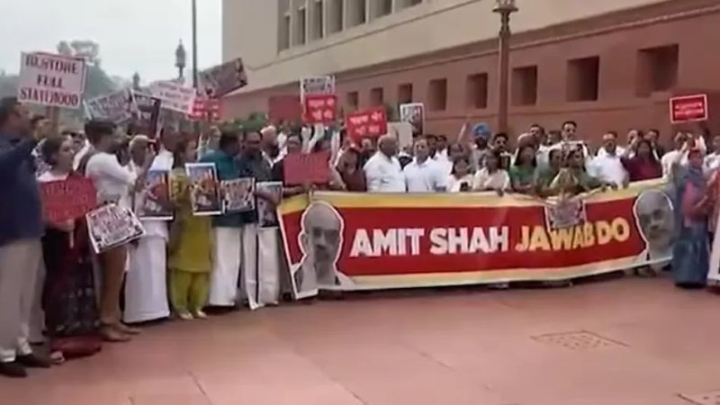 'गृह मंत्री संसद से क्यों भाग रहे हैं?' राहुल गांधी से खरगे तक ने अमित शाह पर साधा निशाना
