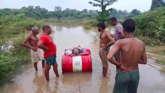 रीवा में ड्रम के सहारे 90 वर्षीय बुजुर्ग का शव नाला पार कराया, वीडियो वायरल