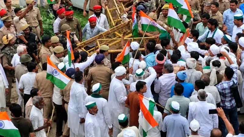 बागपत: गांगनौली कट की मांग पर किसानों ने निकाली तिरंगा ट्रैक्टर यात्रा, बैरिकेडिंग हटाकर एक्सप्रेसवे पर पहुंचे