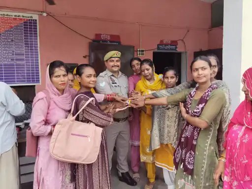 मुजफ्फरनगर: बिरालसी पुलिस चौकी पर आचार्य बहनों ने पुलिसकर्मियों को बांधी राखी, तिलक कर खिलाई मिठाई