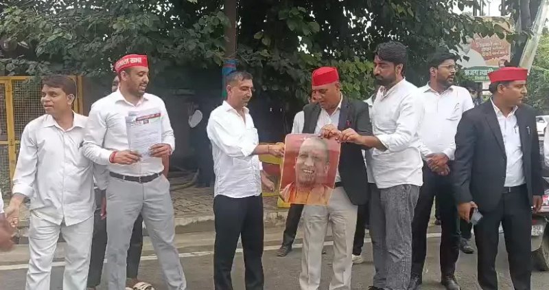 CM योगी का पोस्टर जलाने पर मेरठ पुलिस की कार्रवाई, 13 के खिलाफ FIR; गिरफ्तारी के लिए 4 टीमें गठित