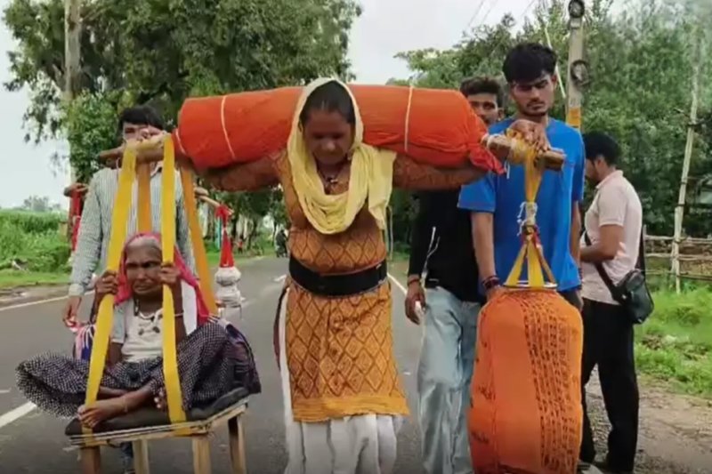 कांवड़ में एक तरफ गंगाजल, दूसरी ओर 90 साल की सास, बहू की भक्ति देख हर कोई रह गया हैरान