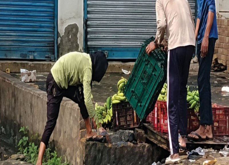 गाजियाबाद में नाले के गंदे पानी में धोए जा रहे थे केले, वायरल वीडियो के बाद मचा हड़कंप