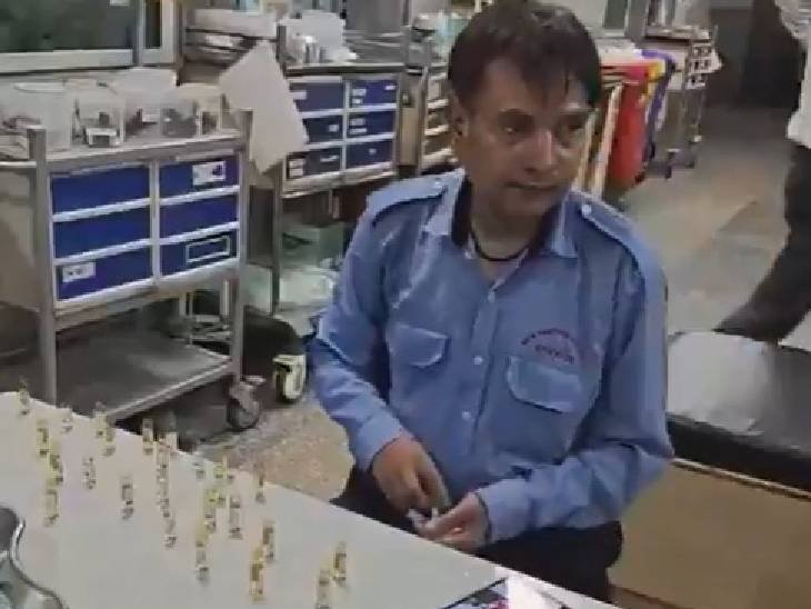 नोएडा जिला अस्पताल में गार्ड भर रहा था मरीजों की सिरिंज में दवा, VIDEO वायरल; नर्स-गार्ड निलंबित