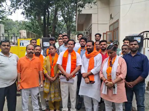 मुजफ्फरनगर में राशन कार्ड के नाम पर वसूली का आरोप, शिवसेना ने DM कार्यालय पर किया प्रदर्शन