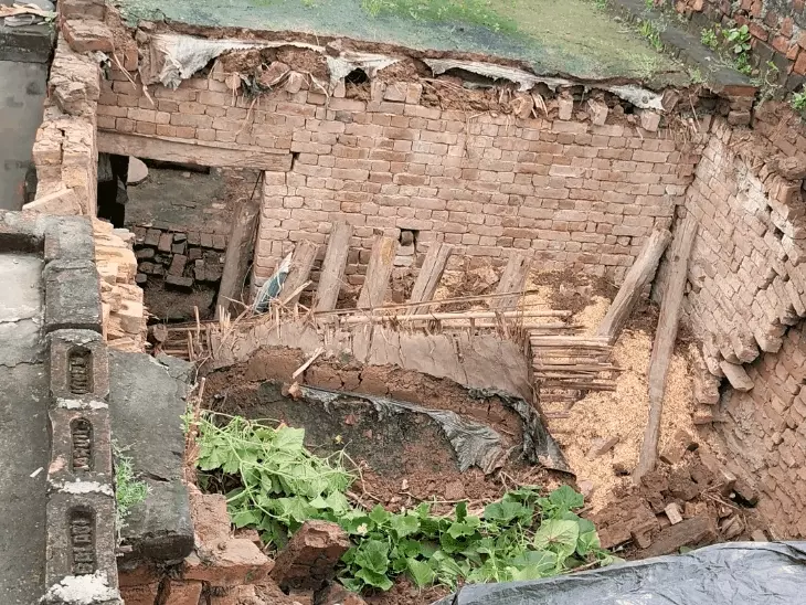 मुजफ्फरनगर: मकान की छत गिरने से परिवार को नुकसान, ASP नेता ने की आर्थिक सहायता की मांग