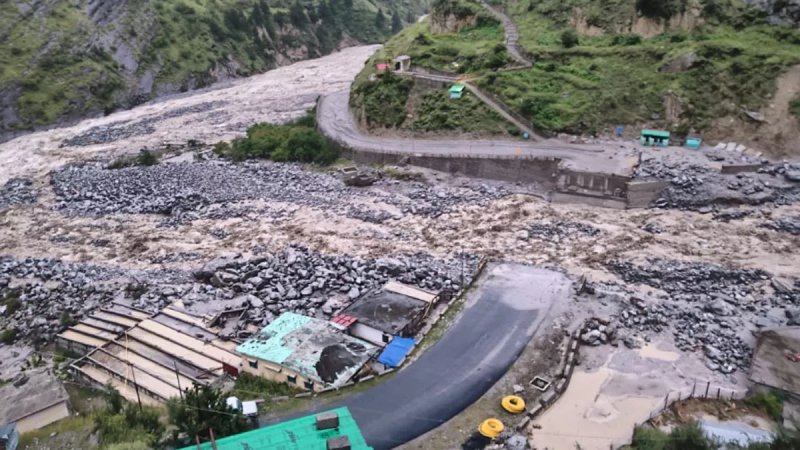 चमोली में भारी बारिश के बाद तमक नाला उफान पर, वैली ब्रिज बहा; एक चालक लापता