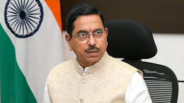 दो शिक्षकों के निलंबन पर भड़के प्रल्हाद जोशी, कर्नाटक सरकार से कार्रवाई वापस लेने की मांग