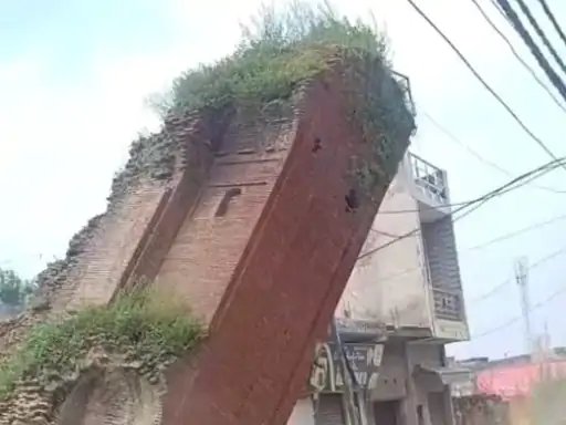 मुजफ्फरनगर में सैकड़ों साल पुराना ‘रानी का महल’ भरभराकर गिरा, प्रशासन की सतर्कता से टली जनहानि