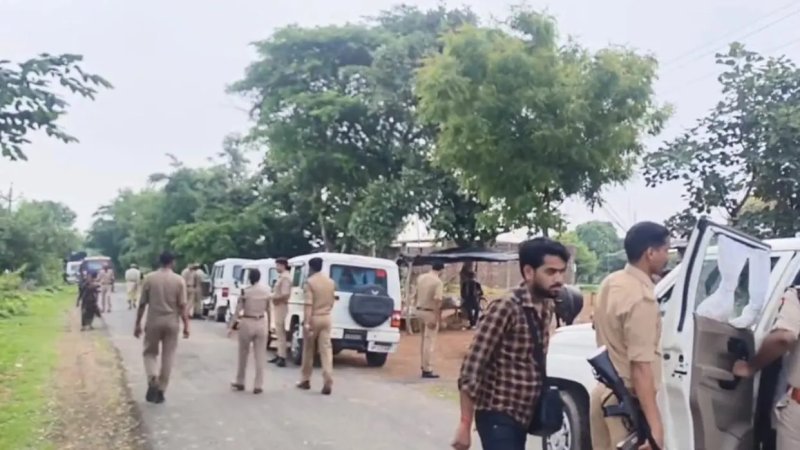 झांसी में साइबर ठगी के बड़े नेटवर्क का भंडाफोड़, 30 से ज्यादा हिरासत में