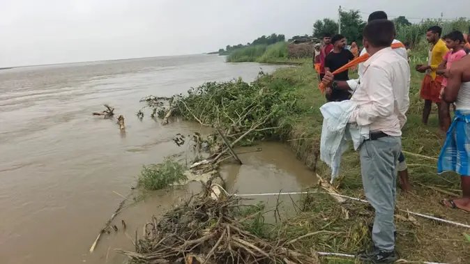 बिहार: गंगा के बढ़ते जलस्तर से बाढ़ का संकट गहराया, कई गांवों में फैला पानी
