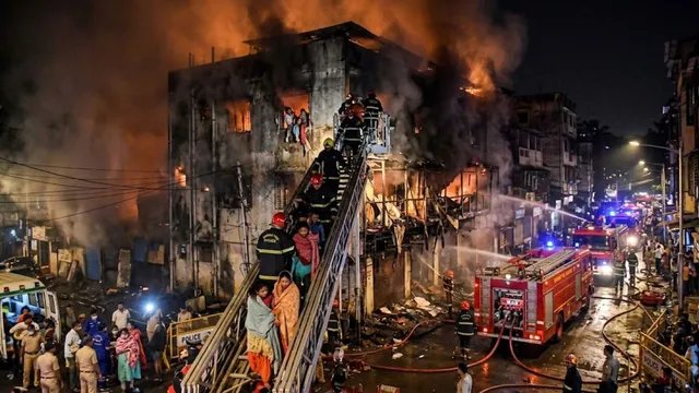 मुंबई के कांदिवली में चार मंजिला कमर्शियल बिल्डिंग में लगी आग, 11 लोग सुरक्षित निकाले गए