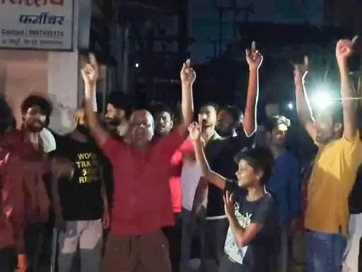 मुजफ्फरनगर: कई घंटे बिजली गुल रहने से परेशान लोगों ने बिजलीघर पर किया प्रदर्शन