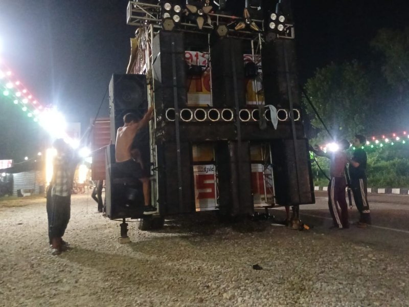 मुजफ्फरनगर बॉर्डर पर पुलिस ने रोके ओवर साइज DJ वाहन, मानक पूरे होने पर ही मिली एंट्री
