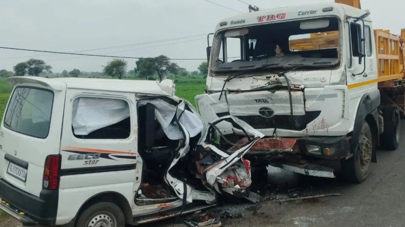 धार में रॉन्ग साइड से आए ट्रॉले ने ईको वैन को मारी टक्कर, 6 युवकों की मौत