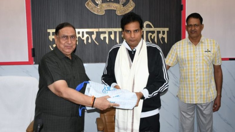 मुजफ्फरनगर: 13 लाख की ठगी का खुलासा करने वाली पुलिस टीम सम्मानित